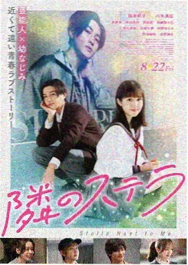 里弄剧场小放映室打卡点内部，木质座椅与幕布